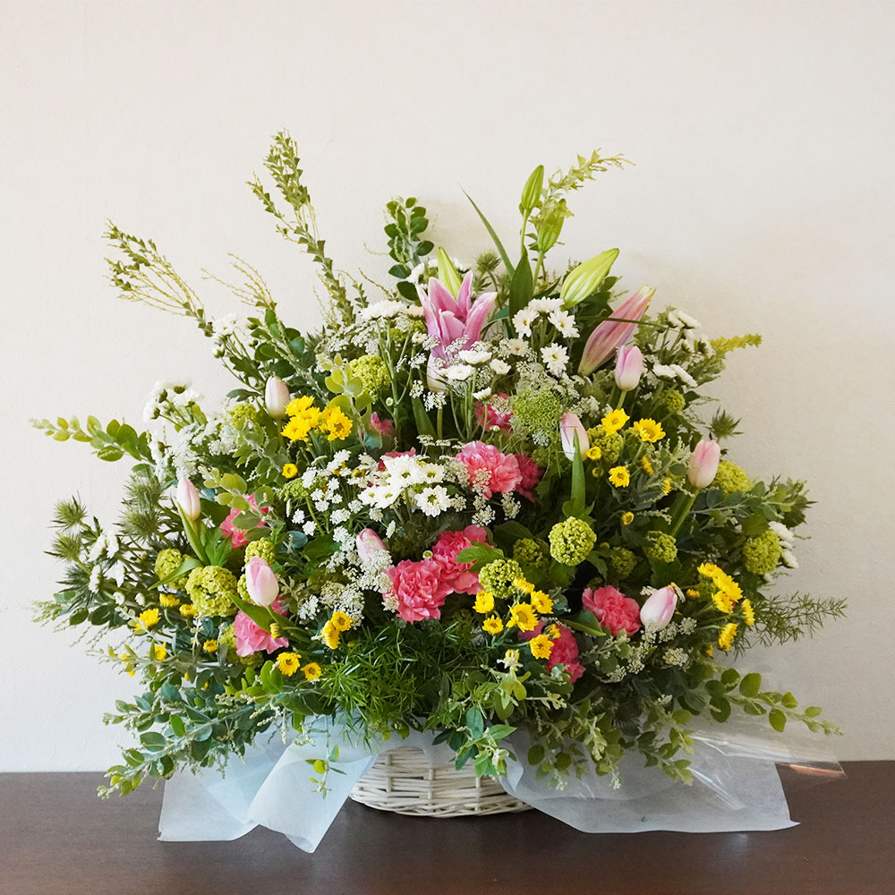 仙台花屋 宮城県仙台市 仙台の花屋 花 花束 当日配達 セキスイスーパーアリーナへ直接無料配達 商品を選ぶ ピンクのユリとカーネーションの白とグリーンのお供えアレンジメント 11 000円